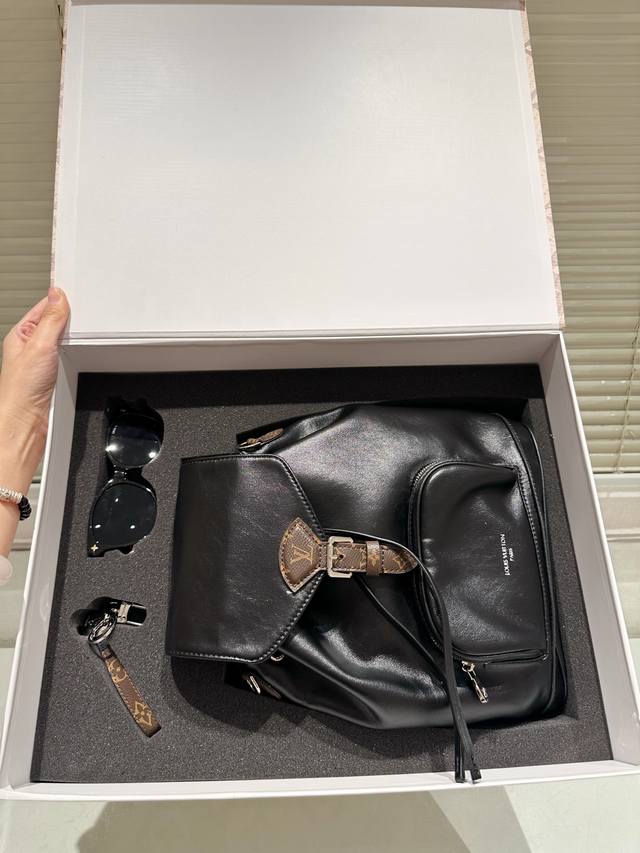 Set Lv Louis Vuitton | Blackout Backpack The waxed sheepskin texture is amazing