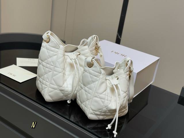 With folding box Size: 17.5*20Cm small 23*24Cm large Dior's new bucket bag D-Mot