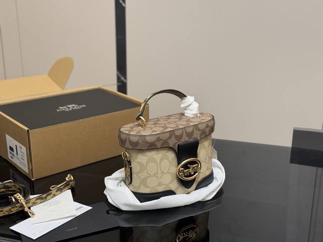comes with a folding box and airplane box. Size: 20*15cm. Coach's new Georgie l