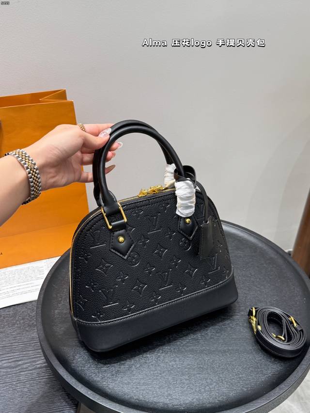 With gift boxSize: 25*18cm Lv Alma embossed logo shell handbagIntroverted! Deep!