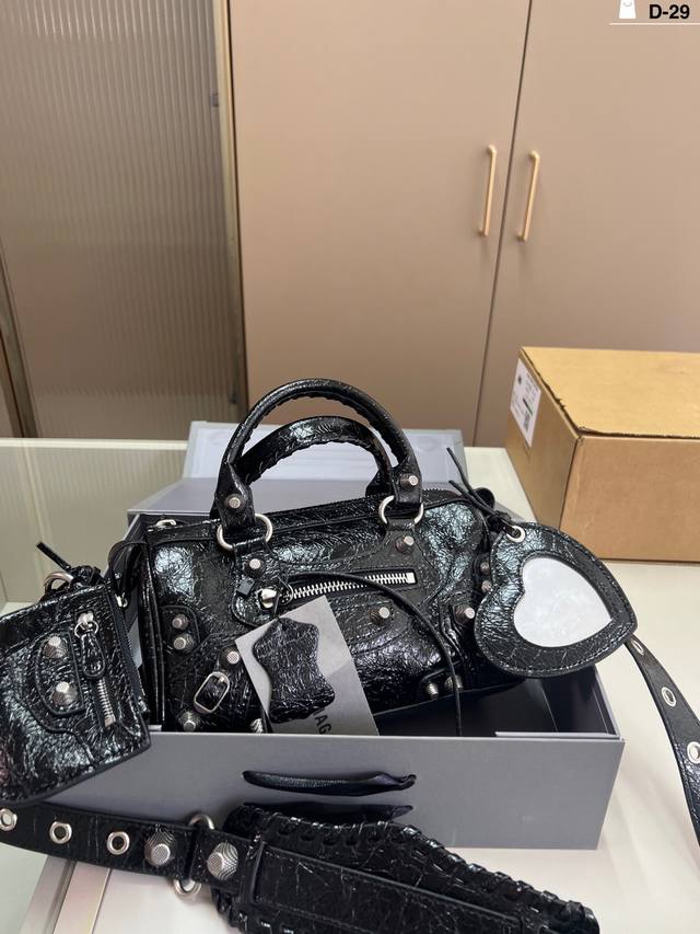Balenciaga's new motorcycle pillow bag Soft large-profile bag Really like the c