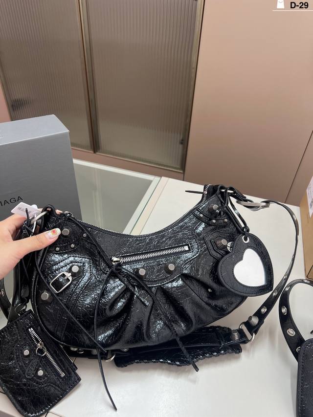 Big Balenciaga Le Cagole motorcycle bag Half-crescent armpit dumpling bag Extern
