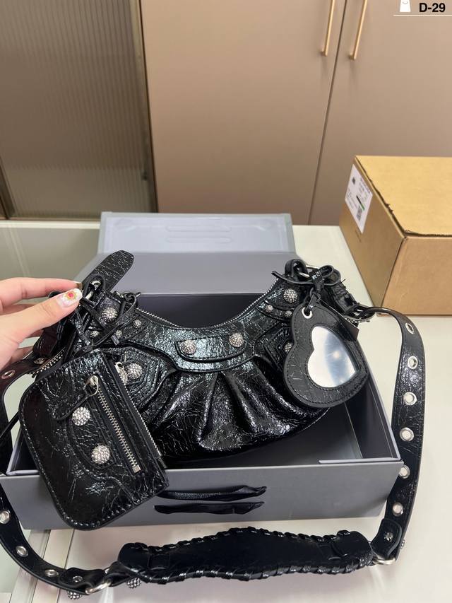 Balenciaga Le Cagole motorcycle bag half-crescent armpit dumpling bag external