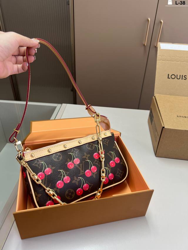Lv Louis Vuitton cherry mahjong bag, exquisite workmanship, very love the shape