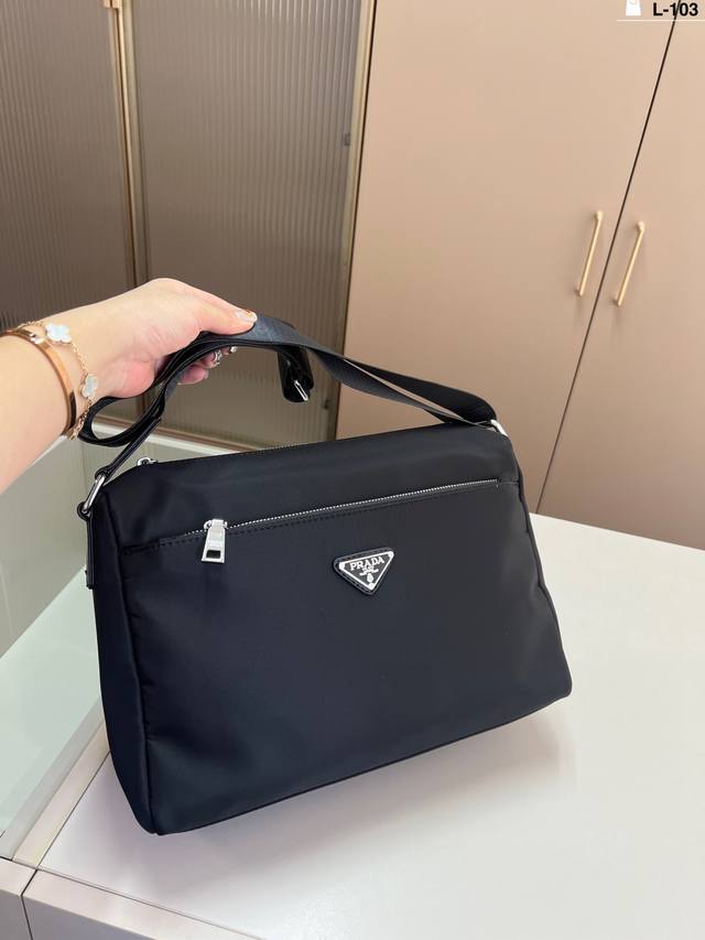 prada Prada messenger bag a must-have for boys and girls! Beautiful upper body v