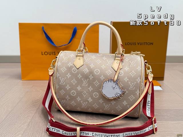 Lv Speedy Soft 30 bag is a stylish travel companion. Its spacious interior featu