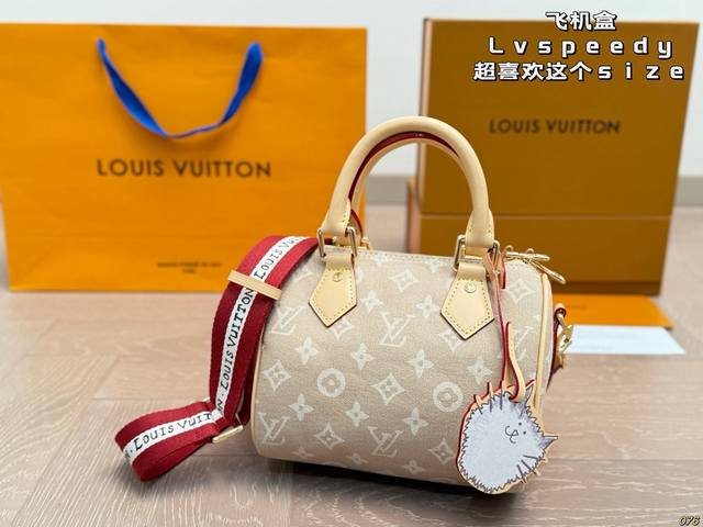 Airplane box Lv Speedy20 I love this size! No need to hesitate about what cloth