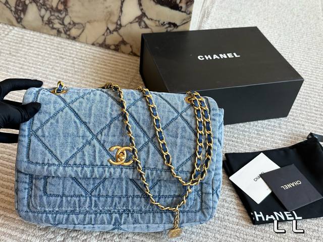 Chanel denim tote shopping bag, who can resist this? This Chanel denim tote bag