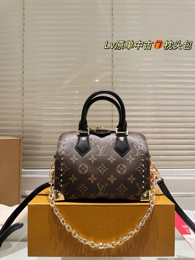 comes with a folding box size 21*14 Lv rivet pillow bag Simple and versatile wi