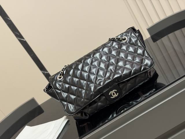 Chanel travel bag Chanel vintage. Retro outfit Black is very suitable for Retro