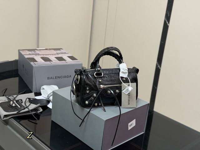 comes with a full set of packaging Size: 22.12Cm Balenciaga's new motorcycle pi