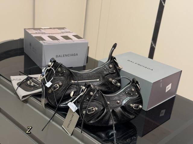 comes with full packaging Size: 25.12cm 32.14cm Balenciaga Le Cagole Half-cresc