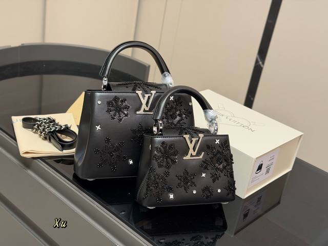 comes with a folding box Size 21.15cm 27.18cm Lv Capucines handbag Made of full