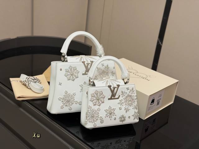 comes with a folding box Size 21.15cm 27.18cm Lv Capucines handbag Made of full