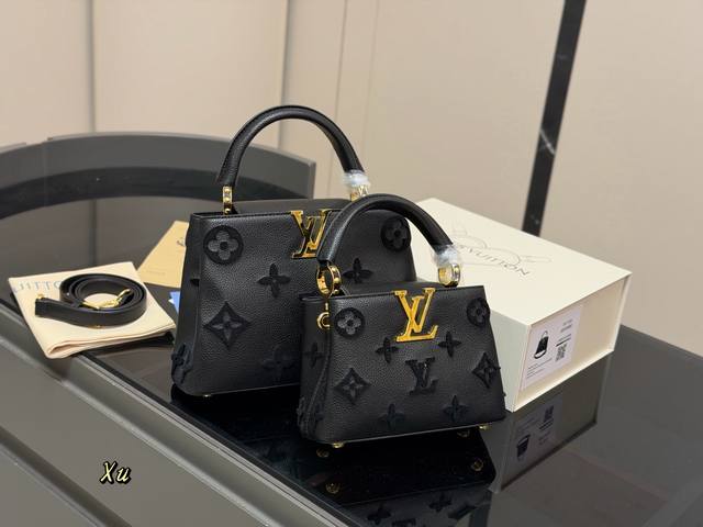 comes with a folding box Size 21.15cm 27.18cm Lv Capucines handbag Made of full