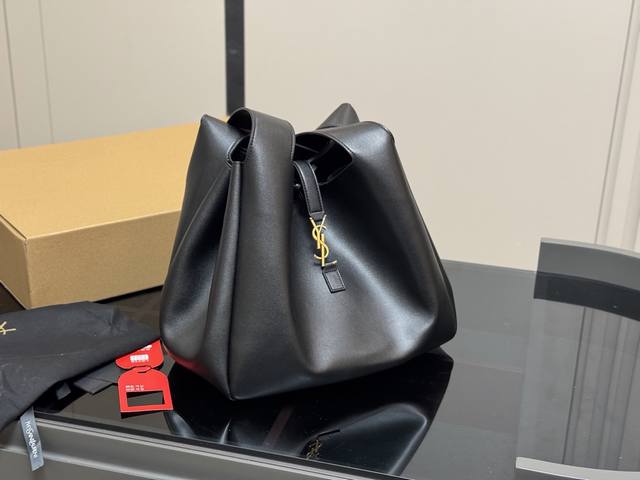 comes with airplane box Yves Saint Laurent new tote Size: 31.28Cm A must-have i