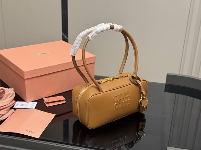 Upgraded version with box Size: 28*13Cm Miumiu bowling briefcase The bag is just