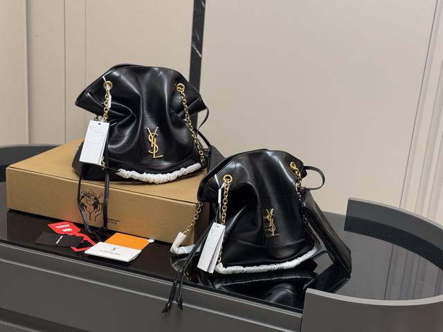 With boxSize: 34.32Cm 29.27Cm Saint Laurent is so easy to match. Wow. Ysl Bag is