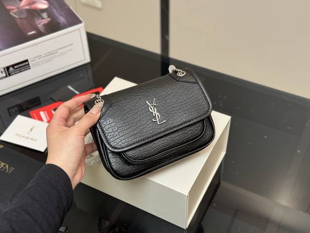 Folding box airplane boxSize: 18*13Cm The long-awaited Saint Laurent mini baguet