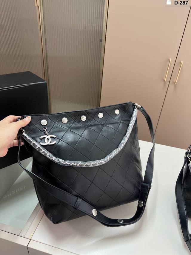 Large lambskin Chanel 25p gold coin hippie bag Paired with vintage Chanel There