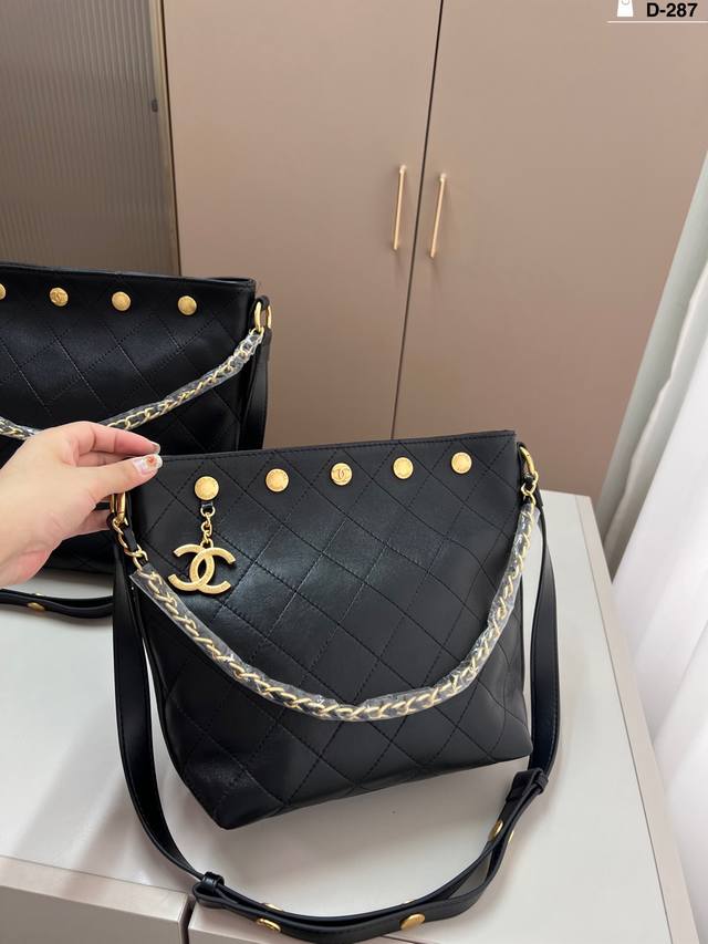 Lambskin Chanel 25p gold coin hippie bag Paired with vintage Chanel There's als
