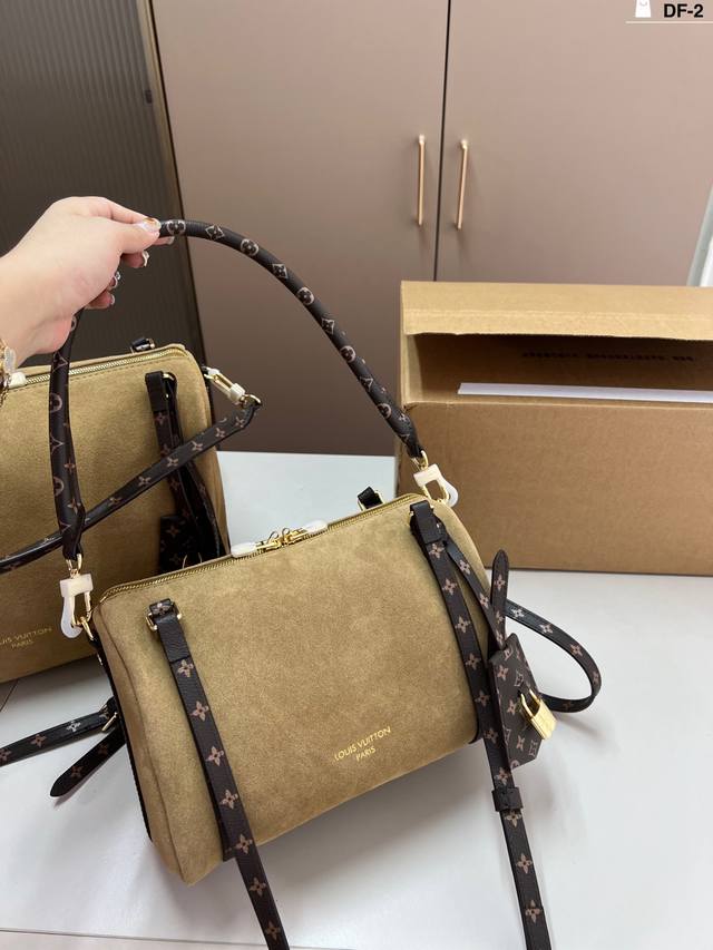 Small chip version Lv Express underarm bag Inspired by the classic Keepall trave
