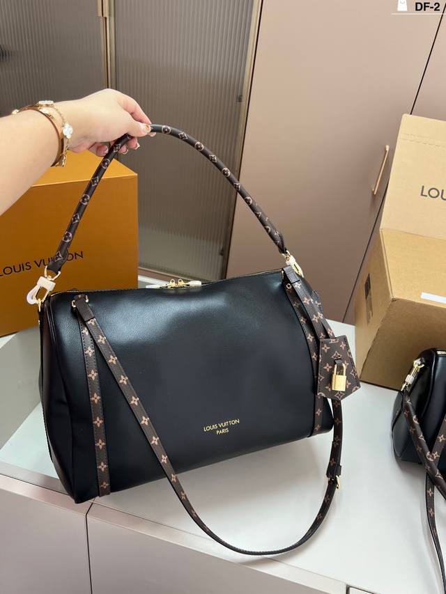 Large chip version Lv Express underarm bag Inspired by the classic Keepall trav