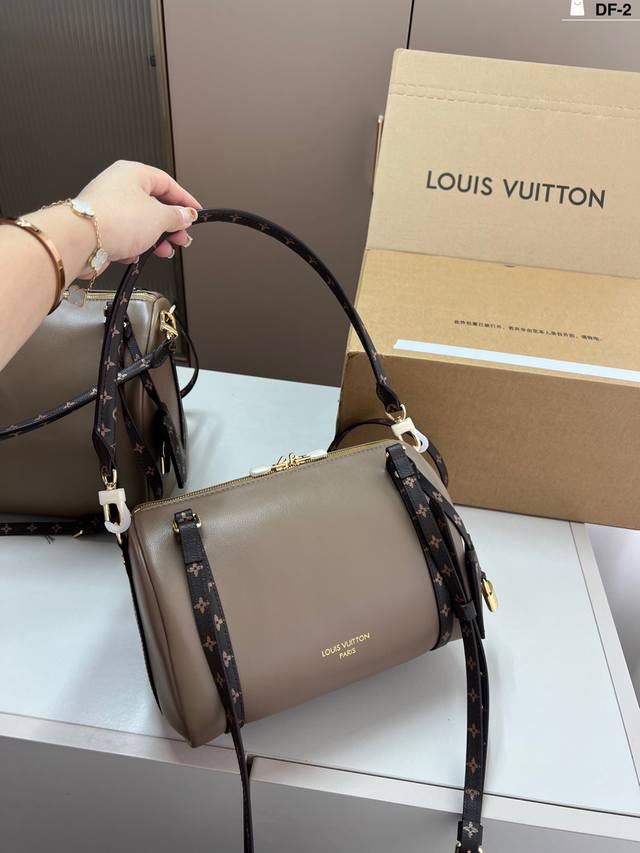 Small chip version Lv Express underarm bag Inspired by the classic Keepall trave