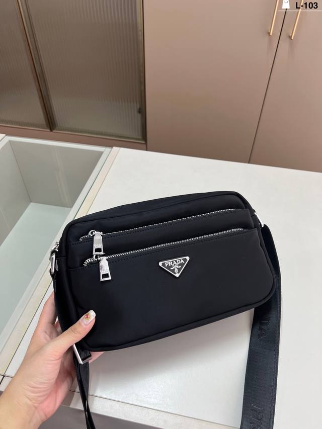 prada Prada camera bag no matter how to match it is fashionable casual and free
