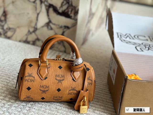 Mcm original tea gold Mini Nano pillow bag Mcm Mini Nano pillow bag is so cute t