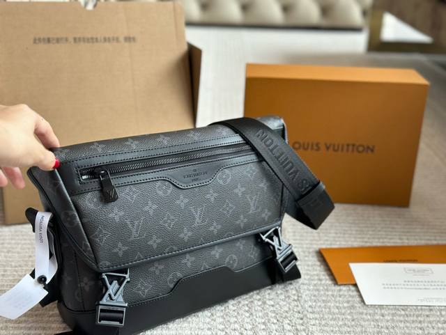 Cowhide Black Flower Men's Bag Sharing LV Shoulder Bag Louis Vuitton is very po