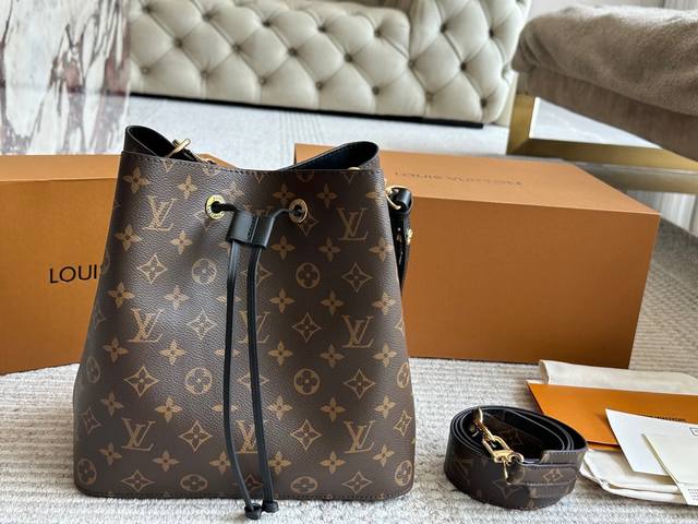 with wide shoulder strap and box High quality daily recommended L bucket bag No
