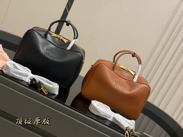 Unboxed. Size: 35 x 22 cm. Made of smooth, soft calfskin leather, this Miumiu bo