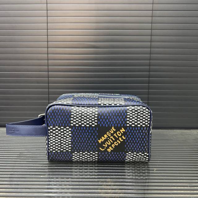 Louisvuitton Lv printed toiletry bag, clutch, and cosmetic bag, classic and vers