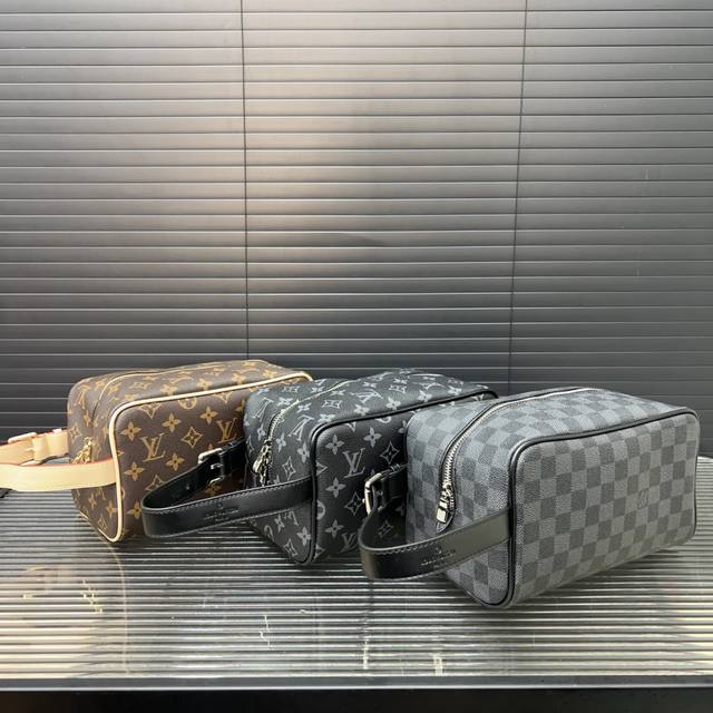 Louisvuitton Lv printed toiletry bag, clutch, and cosmetic bag, classic and vers