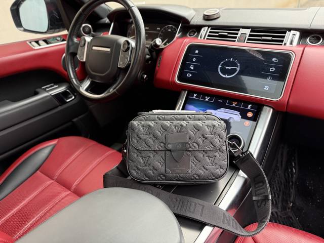 High-end new Louis Vuitton LV shoulder bag, messenger bag, messenger bag M58489