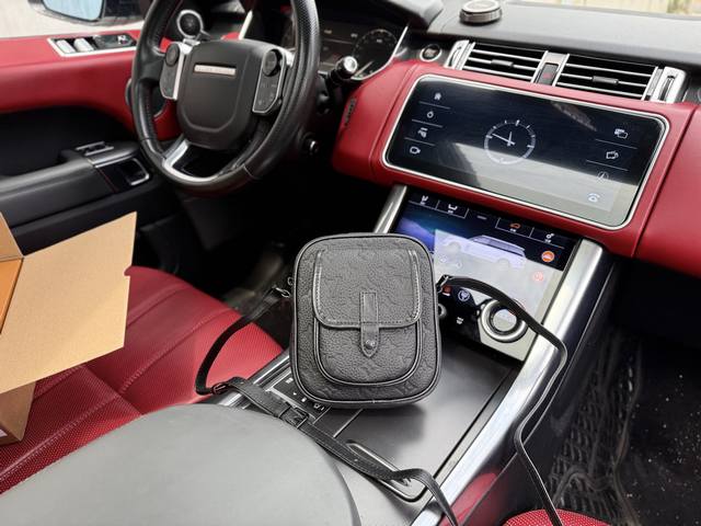 High-end new "Louis Vuitton" Lv shoulder bag, messenger bag, messenger bag M694