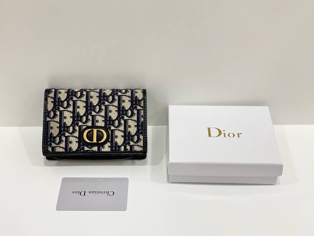 Dior 2055 Color: Black Size: 13.5*9.5*3.5 Dior's latest design is now available!