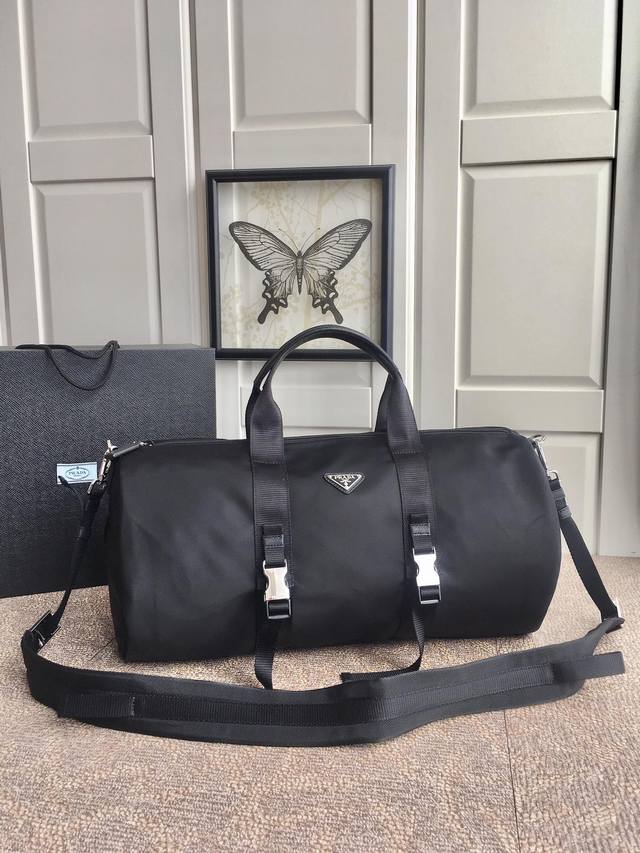 New travel bag 2Vc015 is made of imported parachute fabric and premium hardware