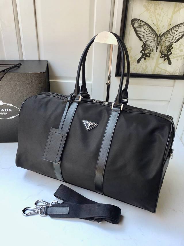 Classic Travel Bag 1V19S is made of imported parachute fabric and premium hardw