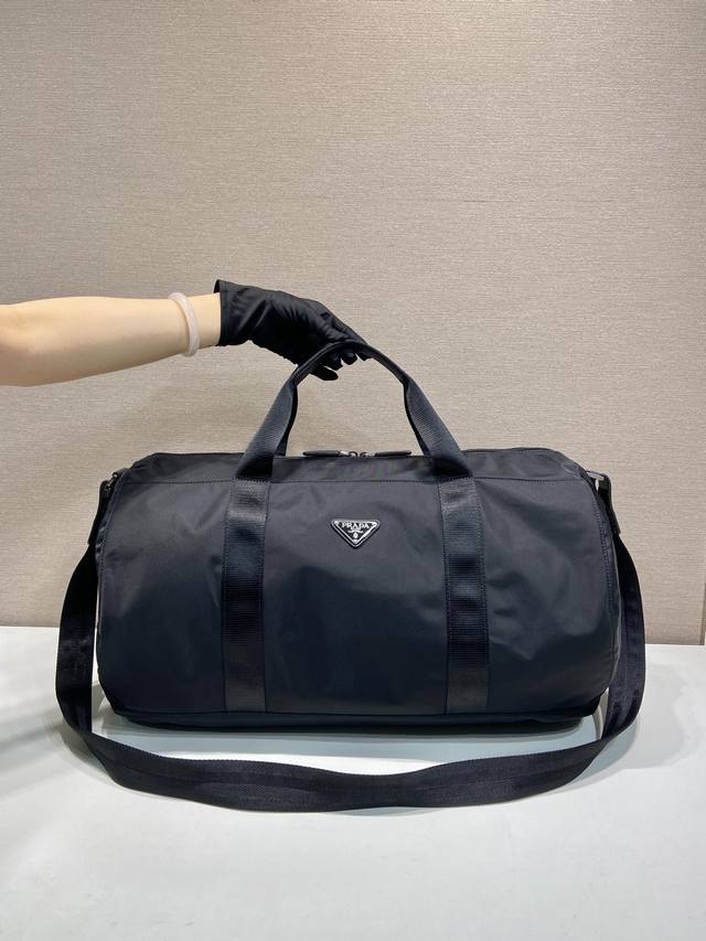 New travel bag 2Vc015A This travel bag is made of imported parachute fabric and