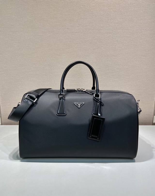 New Travel Bag 2Vc018 This travel bag is crafted from innovative recycled nylon