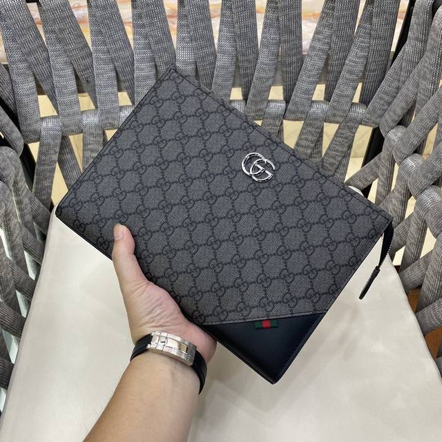Gucci's latest clutch features a large capacity. This new Gucci bag is authentic