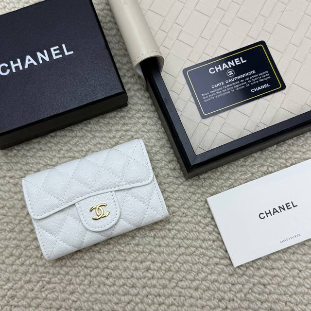 100 New Chanel card holder has arrived. This card holder has an inner zipper for