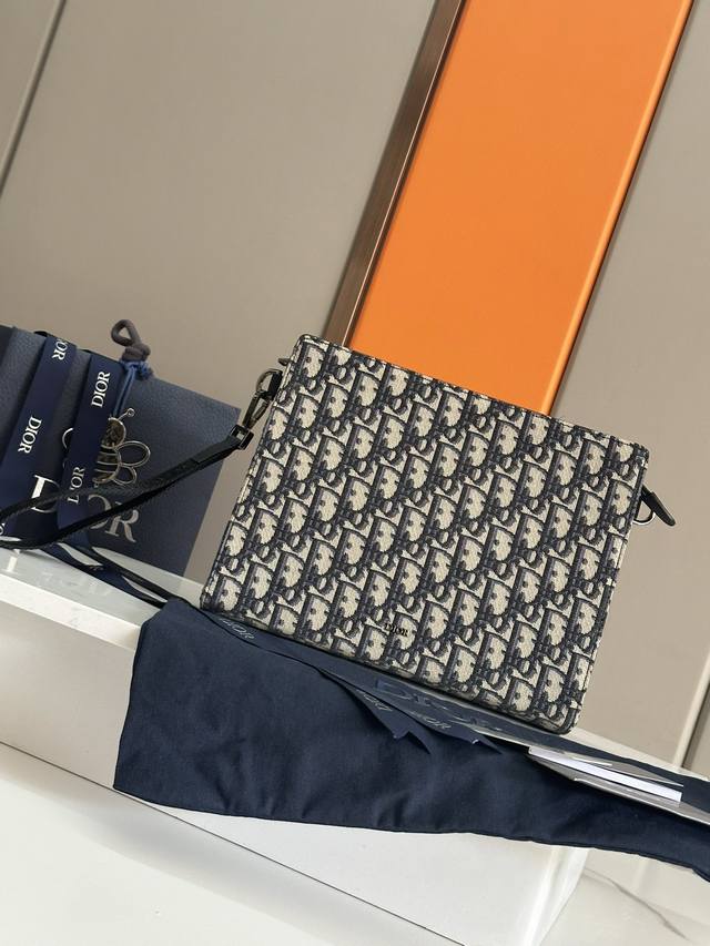 Top A5 Clutch Black Oblique Print No.: 2Esca483Yky_H03E Dimensions: 27