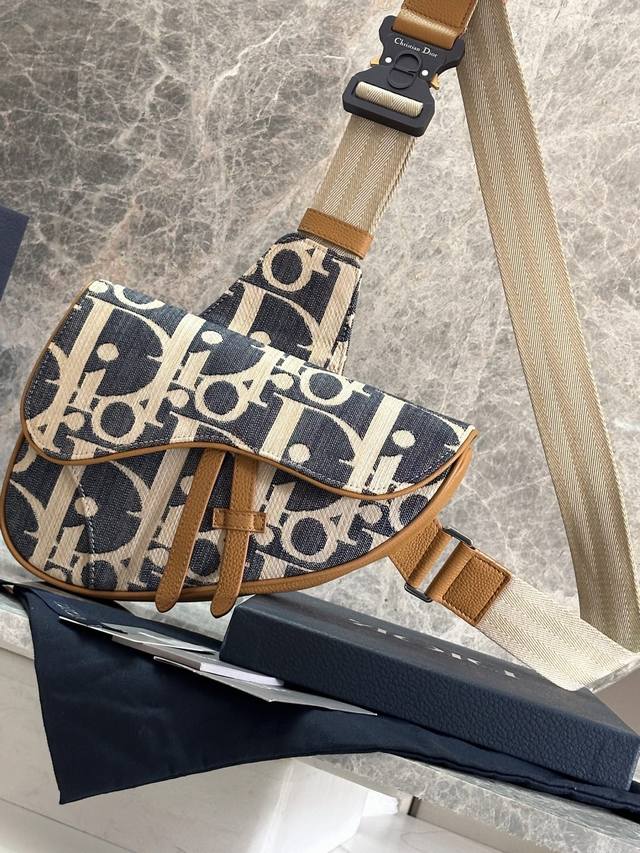This Saddle Bag is a Dior classic. Crafted from raffia-effect Oblique-print deni