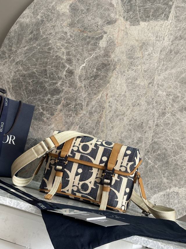 This flap messenger bag, with its modern and sleek design, embodies Dior's haute
