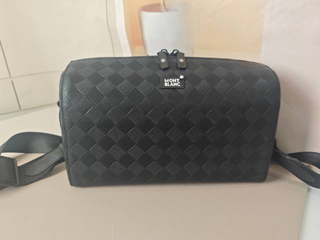 Top-tier counter-selling high-end and hot-selling Montblanc crossbody bags are s