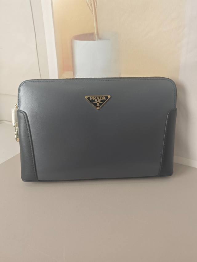 Top-tier counter-selling, high-end, and hottest item of 2025, this Prada double-