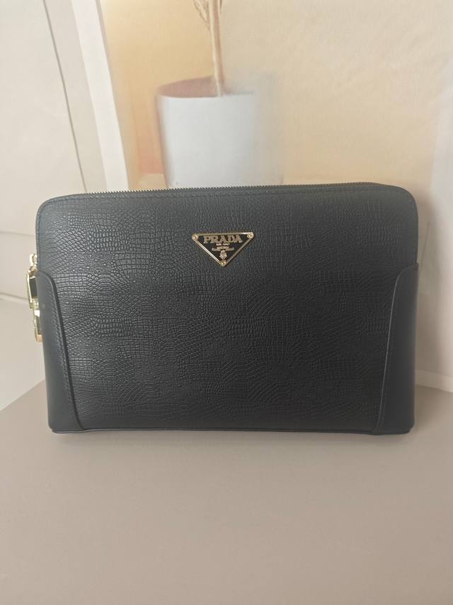 Top-tier counter-selling, high-end, and hottest item of 2025, this Prada double-